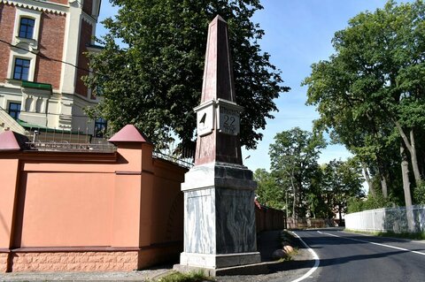 Верстовой столб с солнечными часами