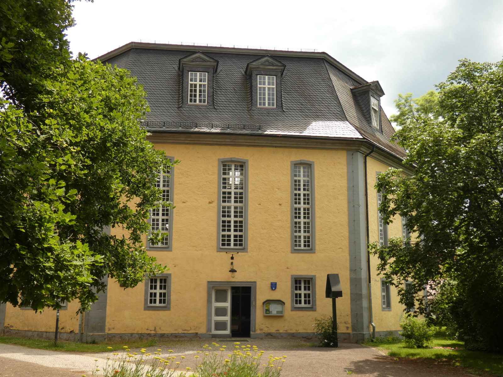Himmelfahrtskirche und alter Friedhof