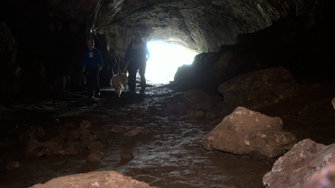 Feldhofhöhle und Burg Klusenstein