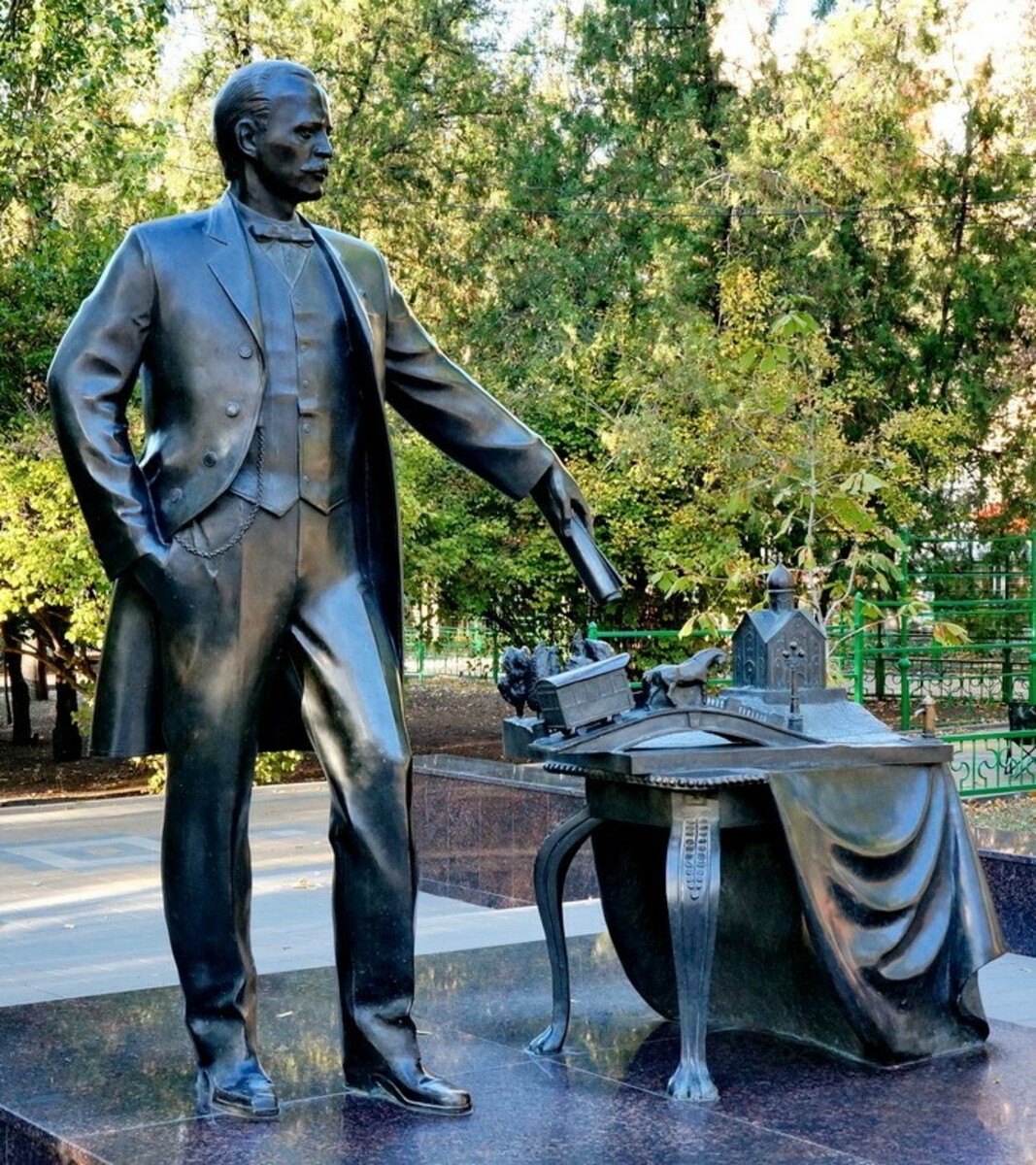 Памятник градоначальнику А.М.Байкову