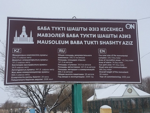 Татуировкасы бар жалаңаш брюнеткалар