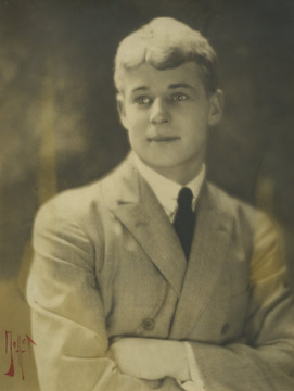Фотография. С.А. Есенин. Париж. 1923