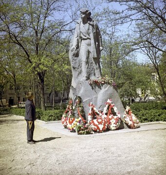 Сквер им. Володи Дубинина