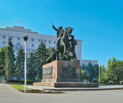 Монумент Первоконникам, площадь Советов