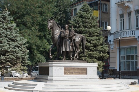 Памятник атаману Матвею Платову, угол пер. Университетский и ул. Большая Садовая