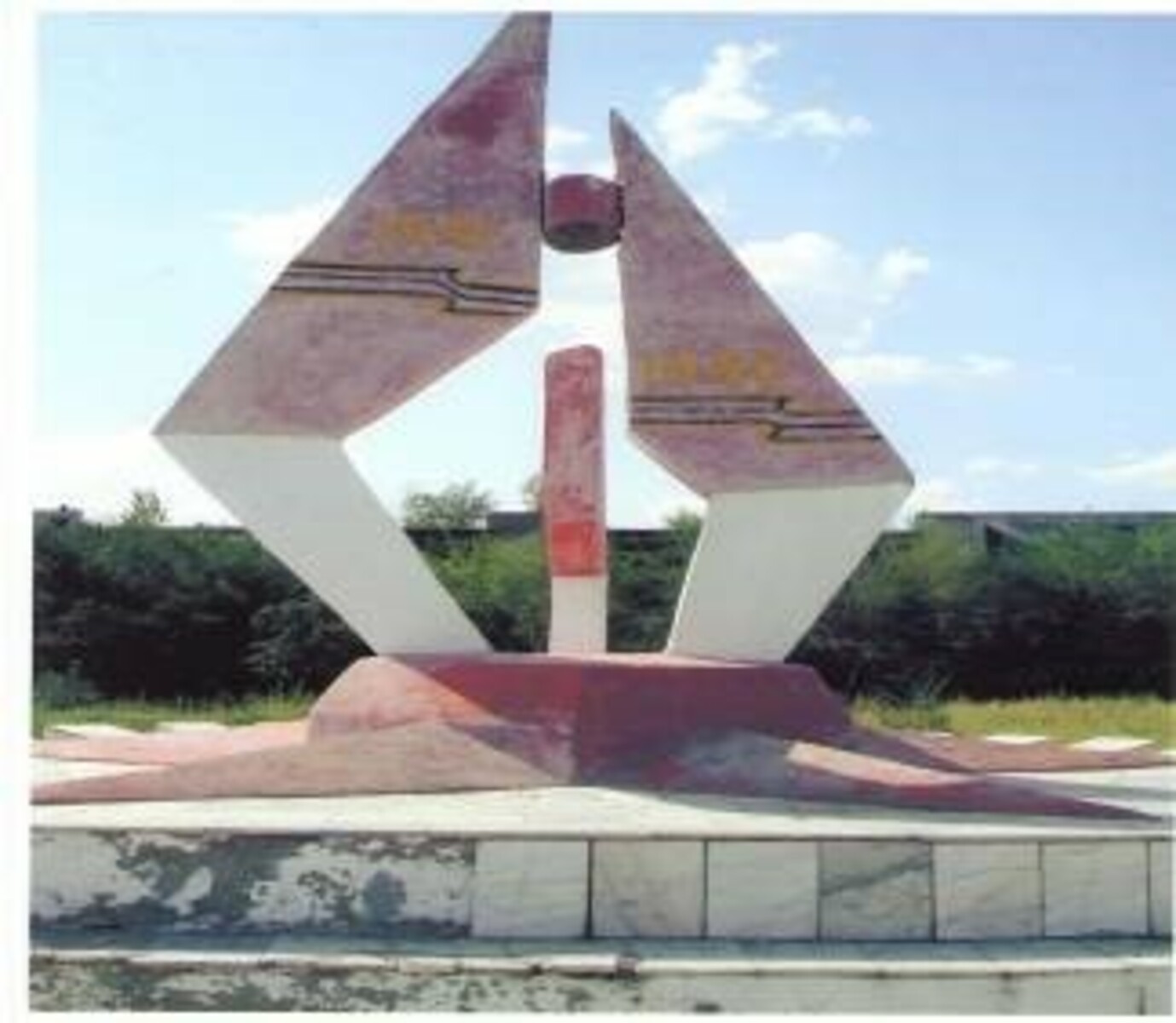 Памятник воинам-землякам, павшим в годы ВОВ, 1985 г., с. Кальпе ...