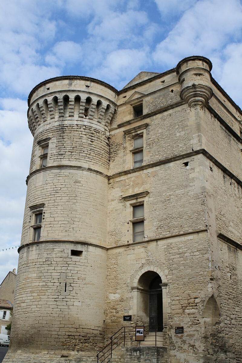 A l’entrée du château de Gordes