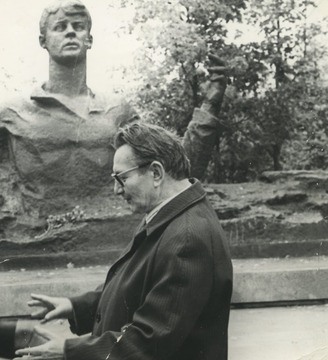 Фотография. К.С. Есенина на фоне памятника С.А. Есенину. 1975