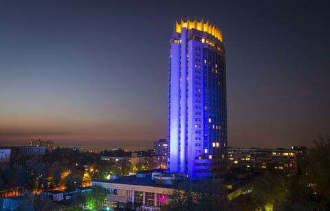 Әйел өзінің кискасын сипады