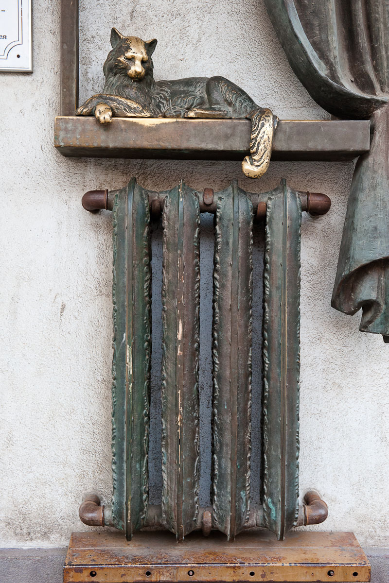 BATIMENT DE SGRES (STATION HYDROELECTRIQUE); STATUE CONSACREE A 150 ANS DU CHAUFFAGE A VAPEUR (UN CHAT QUI SYMBOLISE LA CHALEURE ET LE COMFORT)