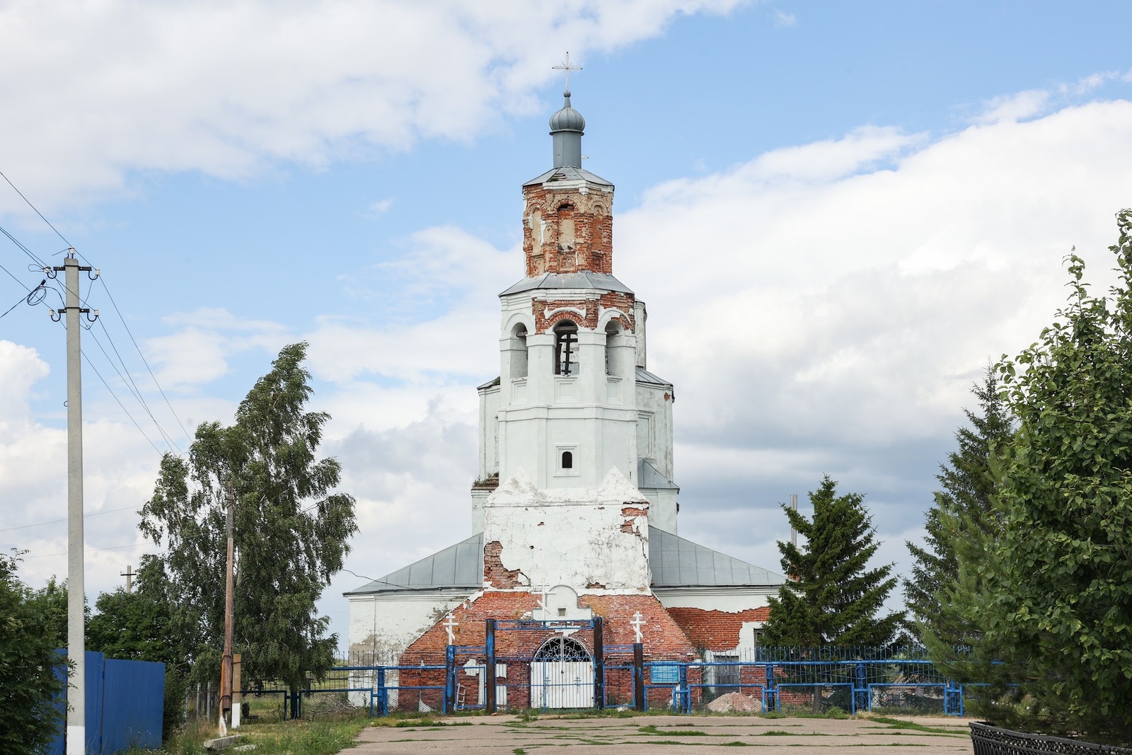 Yalangoch qizlarning uy qurilishi fotosuratlarini koring