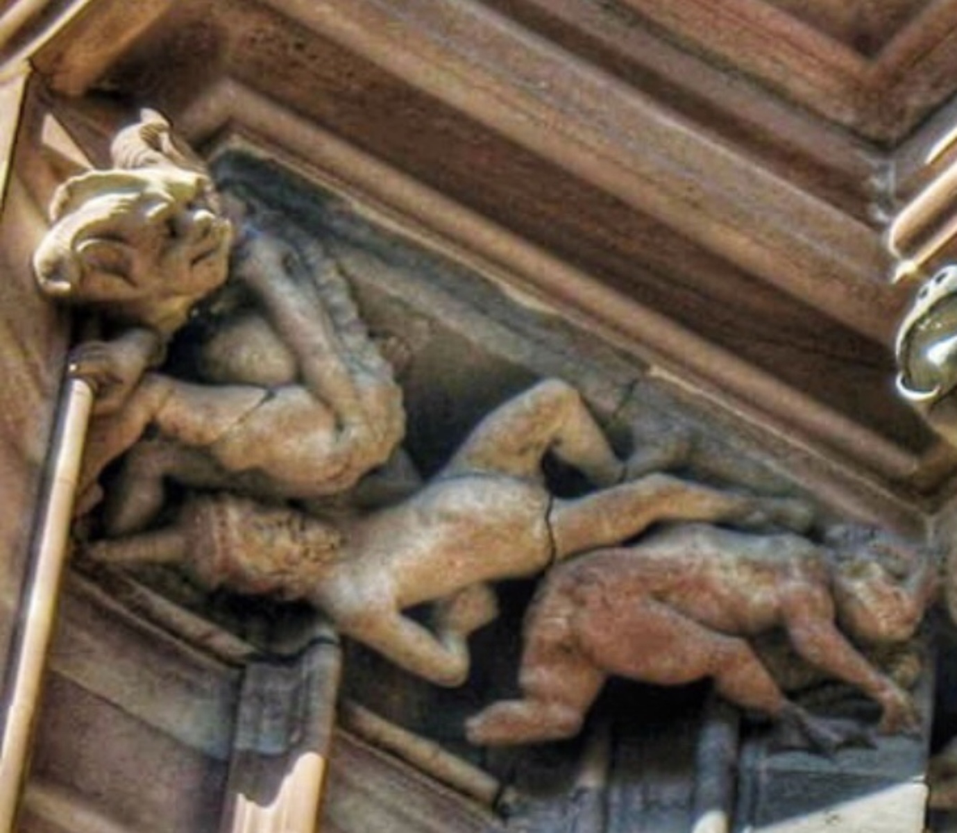 Autour de la cathédrale : la statue du  “Mauvais Riche”