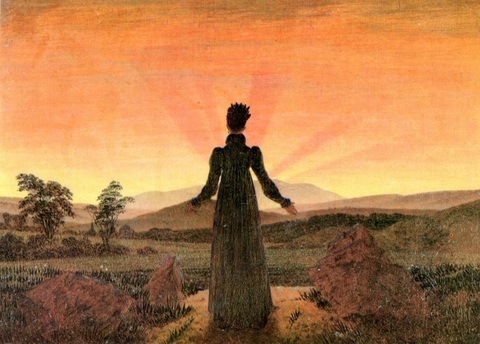 Femme devant le coucher de soleil