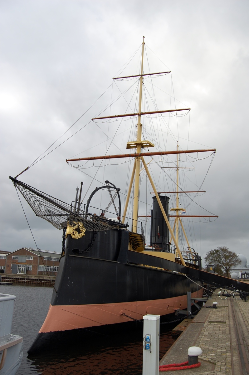Rammschiff Schorpioen und Minensucher Abraham Crijnssen