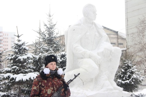 Из камня его гимнастерка,  из камня его сапоги