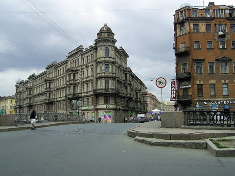 Бывший дом купца И.Д. Зверкова и Кокушкин мост. Столярный пер., 17