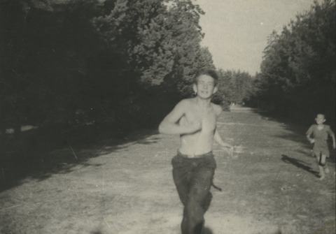 Фотография. К.С. Есенин бежит по дороге. 1936