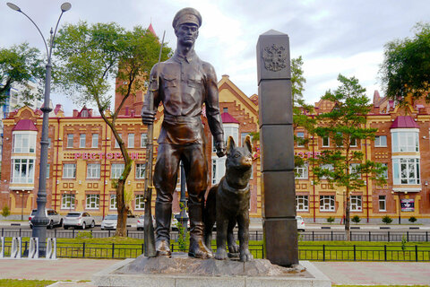 Памятник пограничнику с собакой