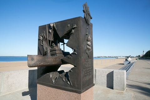 ПАМЯТНИК «УЧАСТНИКАМ СЕВЕРНЫХ КОНВОЕВ 1941- 1945 ГГ.»