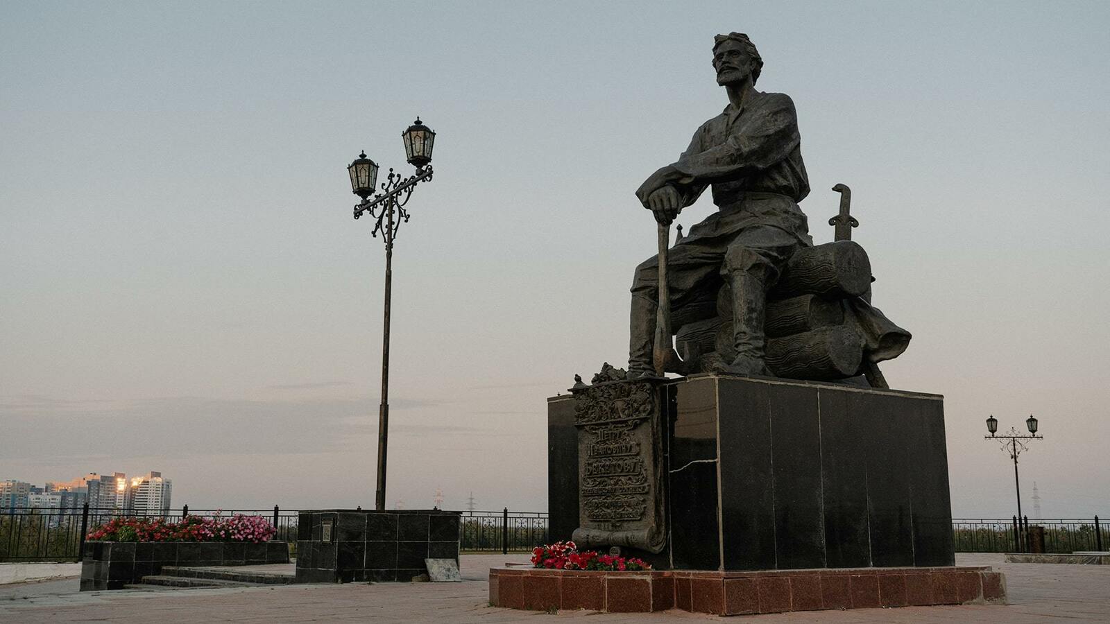Памятник Петру Ивановичу Бекетову — основателю Якутска
