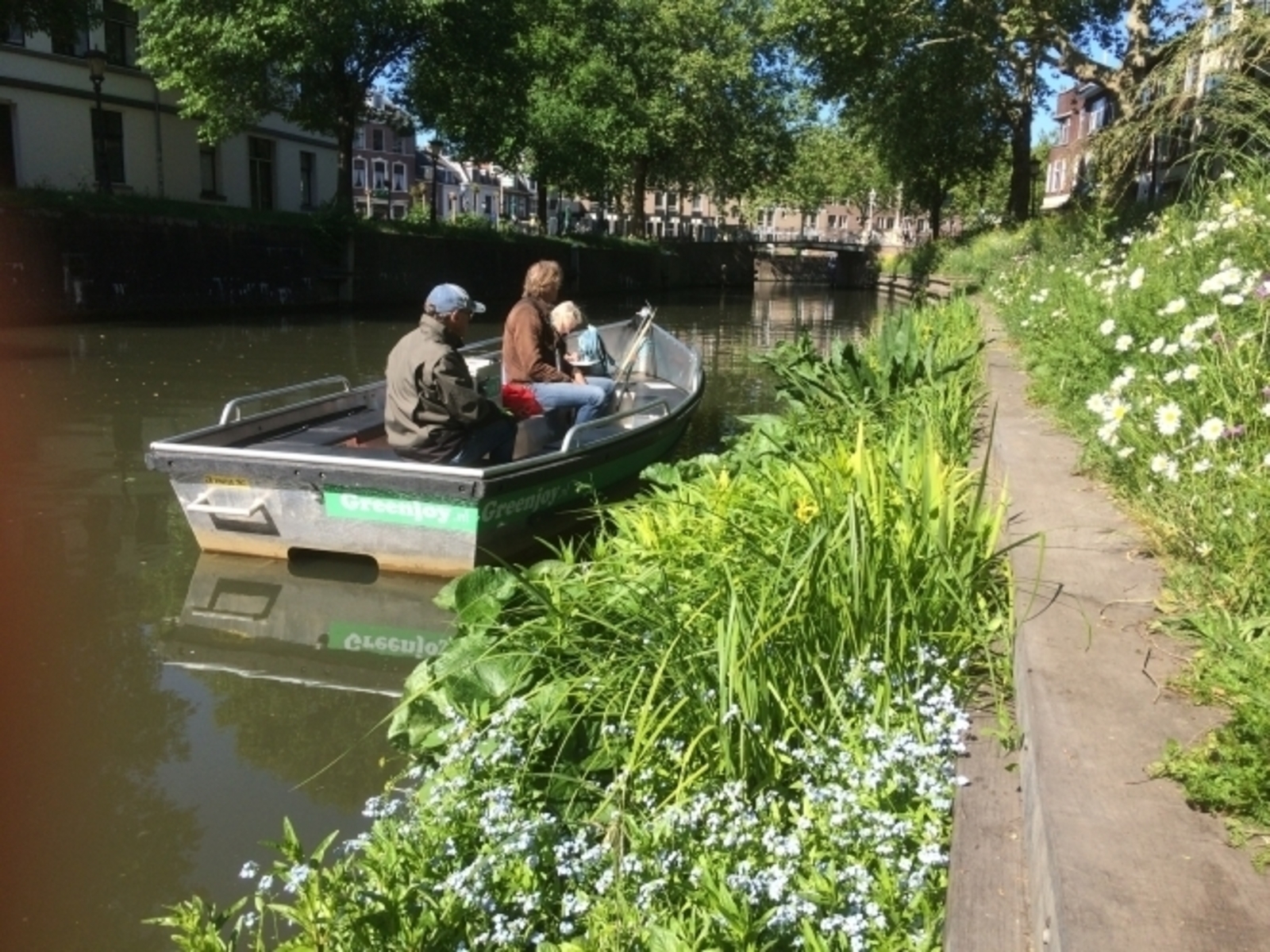Eiland, fup, mosselen en waterlelies
