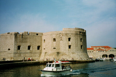 Le vieux port de la ville, la forteresse Saint Jean, les murs d’enceinte 