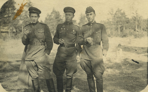 Фотография. К.С. Есенин с однополчанами. 1945