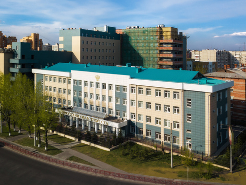 Иркутский областной суд. Тополиная аллея у Иркутского областного суда