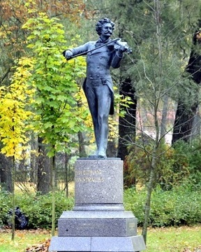 Памятник Иоганну Штраусу.