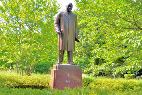 Памятник премьер-министру Сигэру Ёсида