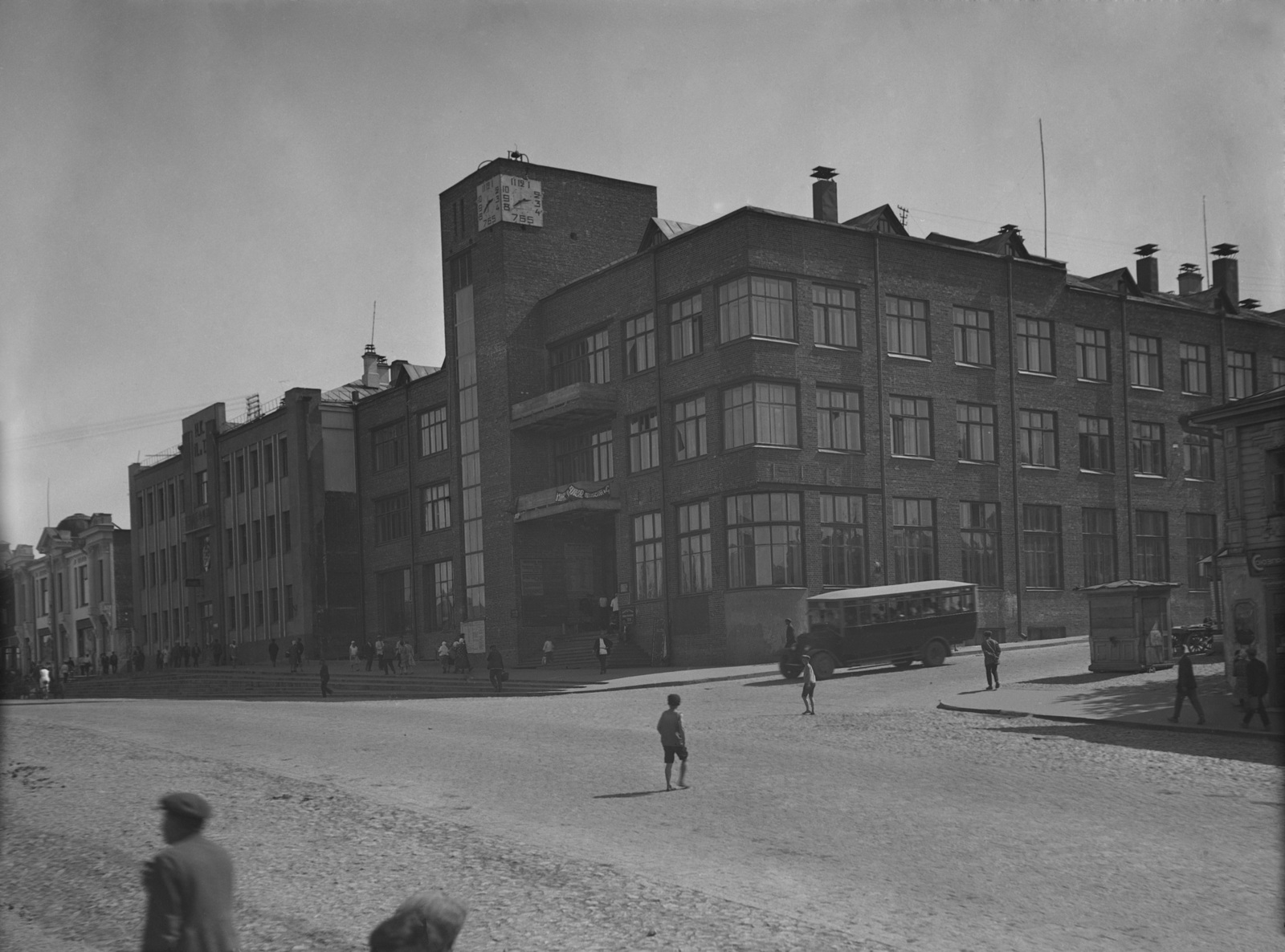 Центральный почтамт, 1931 г., арх. Г.С. Гурьев-Гуревич. Ленина пр., 17