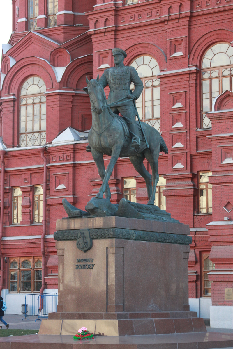 Памятник маршалу Жукову
