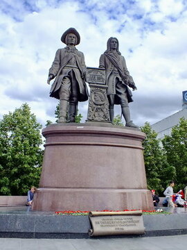 Памятник В.Н. Татищеву и В.И. де Генину