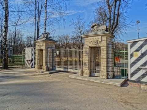 Театральные ворота.