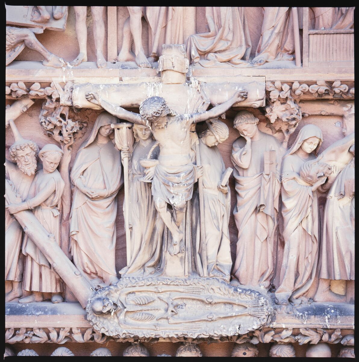 Autour de la cathédrale : la statue de la Synagogue aux yeux bandés par un serpent