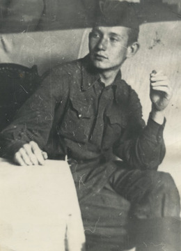 Фотография. К.С. Есенин в военной форме у А.Р. Изрядновой. Москва. 1942