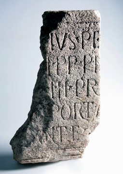 Bouwinscriptie L. Septimius Severus op toegangspoort