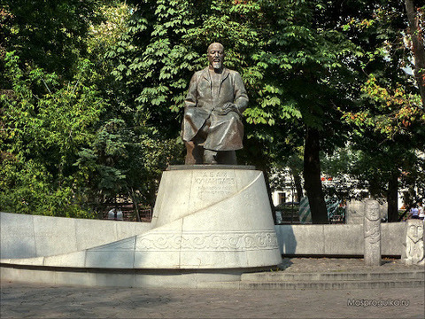 Памятник поэту Абаю Кунанбаеву