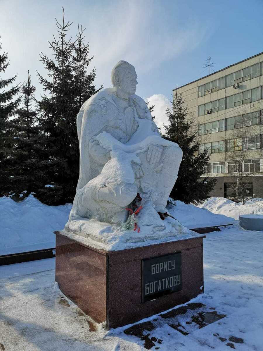 Памятник Борису Андреевичу Богаткову, советскому поэту-фронтовику