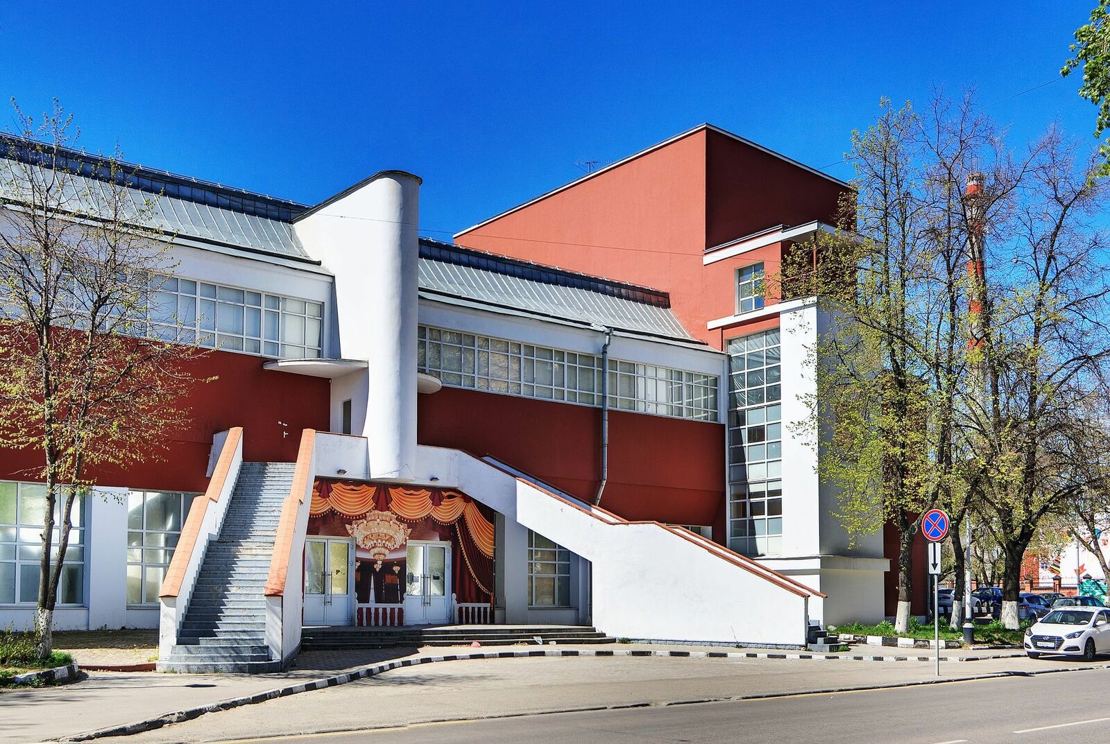 Бывший клуб фабрики «Свобода»; архитектор К. С. Мельников, 1929. Впоследствии анкетный зал «Суриковъ холл». Вятская, Вятская ул., 41а