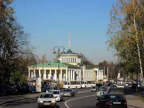 Привокзальная площадь. Начало прогулки.